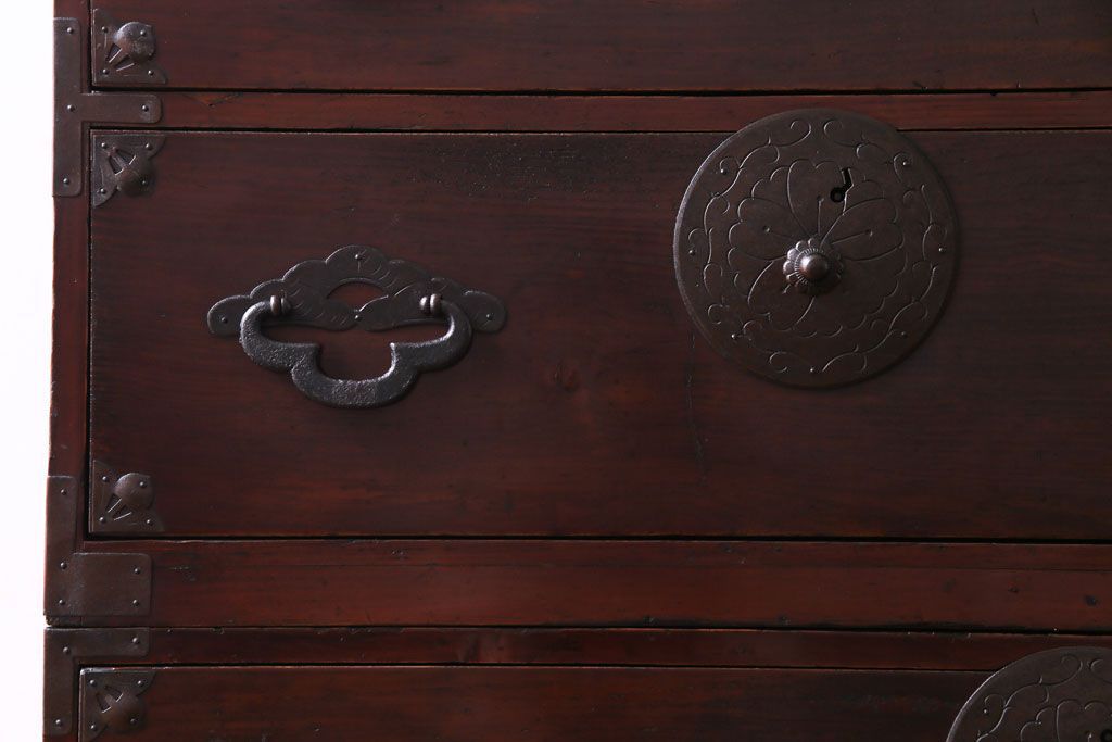 アンティーク家具　和製アンティーク　大正昭和初期　前面栗材　味わいと品格を兼ね備えた重ね米沢箪笥(衣装箪笥、ローボード)