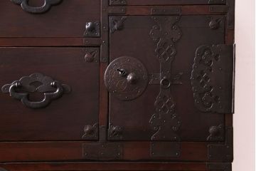 アンティーク家具　和製アンティーク　大正昭和初期　前面栗材　味わいと品格を兼ね備えた重ね米沢箪笥(衣装箪笥、ローボード)