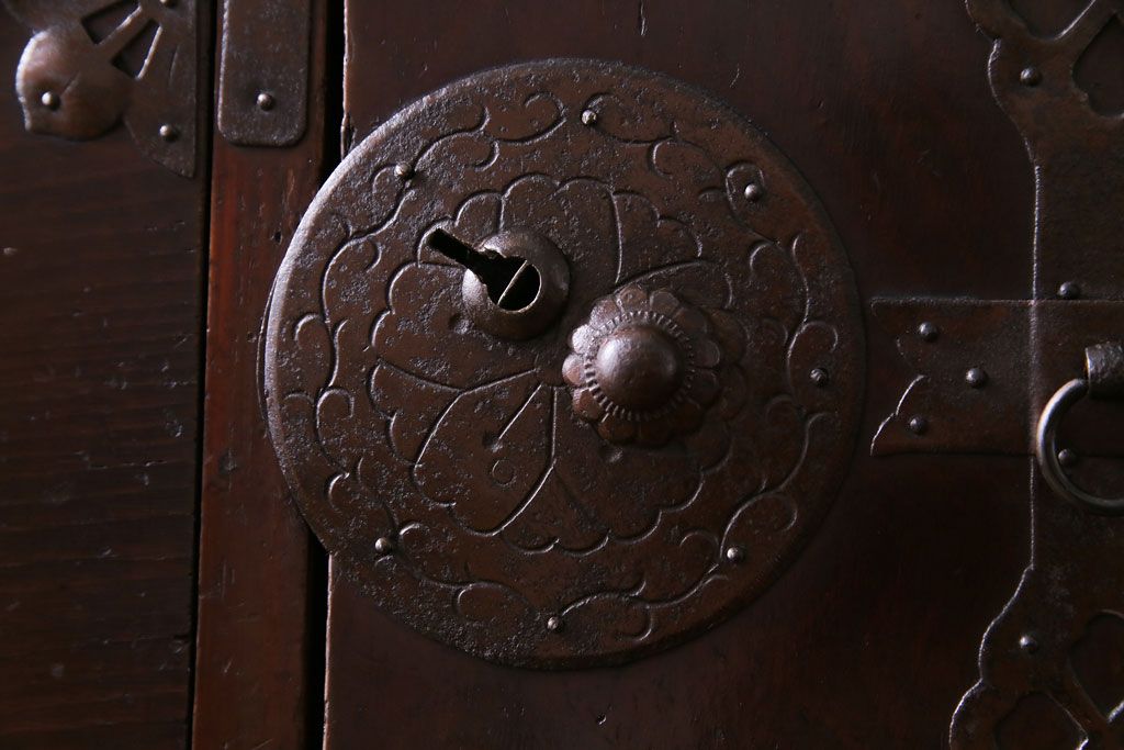 アンティーク家具　和製アンティーク　大正昭和初期　前面栗材　味わいと品格を兼ね備えた重ね米沢箪笥(衣装箪笥、ローボード)