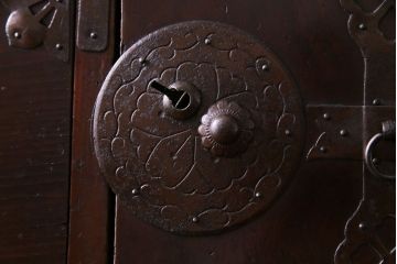 アンティーク家具　和製アンティーク　大正昭和初期　前面栗材　味わいと品格を兼ね備えた重ね米沢箪笥(衣装箪笥、ローボード)