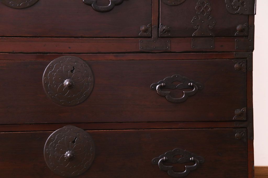 アンティーク家具　和製アンティーク　大正昭和初期　前面栗材　味わいと品格を兼ね備えた重ね米沢箪笥(衣装箪笥、ローボード)