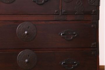 アンティーク家具　和製アンティーク　大正昭和初期　前面栗材　味わいと品格を兼ね備えた重ね米沢箪笥(衣装箪笥、ローボード)