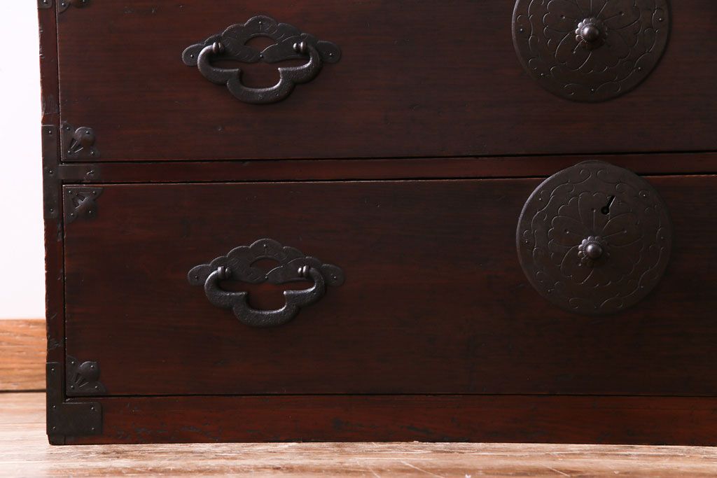 アンティーク家具　和製アンティーク　大正昭和初期　前面栗材　味わいと品格を兼ね備えた重ね米沢箪笥(衣装箪笥、ローボード)