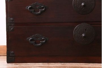 アンティーク家具　和製アンティーク　大正昭和初期　前面栗材　味わいと品格を兼ね備えた重ね米沢箪笥(衣装箪笥、ローボード)