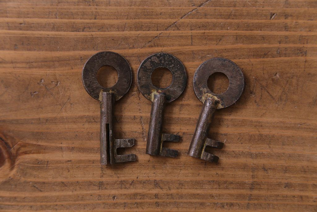 アンティーク家具　和製アンティーク　大正昭和初期　前面栗材　味わいと品格を兼ね備えた重ね米沢箪笥(衣装箪笥、ローボード)