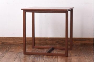 ビンテージ家具　北欧ヴィンテージ　シンプルなフレームと四角い天板が魅力のサイドテーブル(コーヒーテーブル、飾り台)
