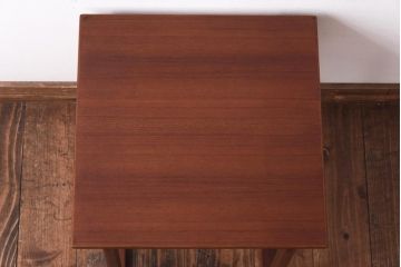 ビンテージ家具　北欧ヴィンテージ　シンプルなフレームと四角い天板が魅力のサイドテーブル(コーヒーテーブル、飾り台)