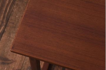 ビンテージ家具　北欧ヴィンテージ　シンプルなフレームと四角い天板が魅力のサイドテーブル(コーヒーテーブル、飾り台)