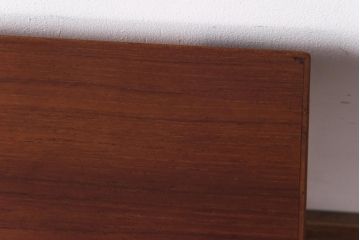 ビンテージ家具　北欧ヴィンテージ　シンプルなフレームと四角い天板が魅力のサイドテーブル(コーヒーテーブル、飾り台)