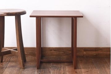 ビンテージ家具　北欧ヴィンテージ　シンプルなフレームと四角い天板が魅力のサイドテーブル(コーヒーテーブル、飾り台)