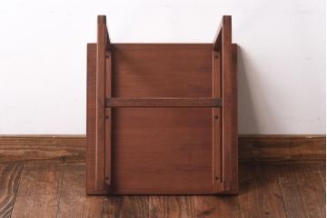 ビンテージ家具　北欧ヴィンテージ　シンプルなフレームと四角い天板が魅力のサイドテーブル(コーヒーテーブル、飾り台)