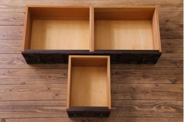 中古　松本民芸家具　凝った意匠が目を引くA型皿棚(キッチンボード、飾り棚)(定価約116万円)