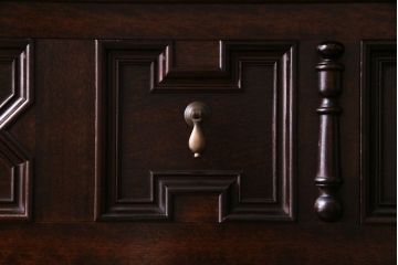 中古　松本民芸家具　凝った意匠が目を引くA型皿棚(キッチンボード、飾り棚)(定価約116万円)