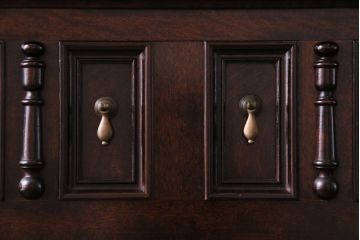 中古　松本民芸家具　凝った意匠が目を引くA型皿棚(キッチンボード、飾り棚)(定価約116万円)