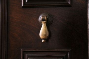 中古　松本民芸家具　凝った意匠が目を引くA型皿棚(キッチンボード、飾り棚)(定価約116万円)