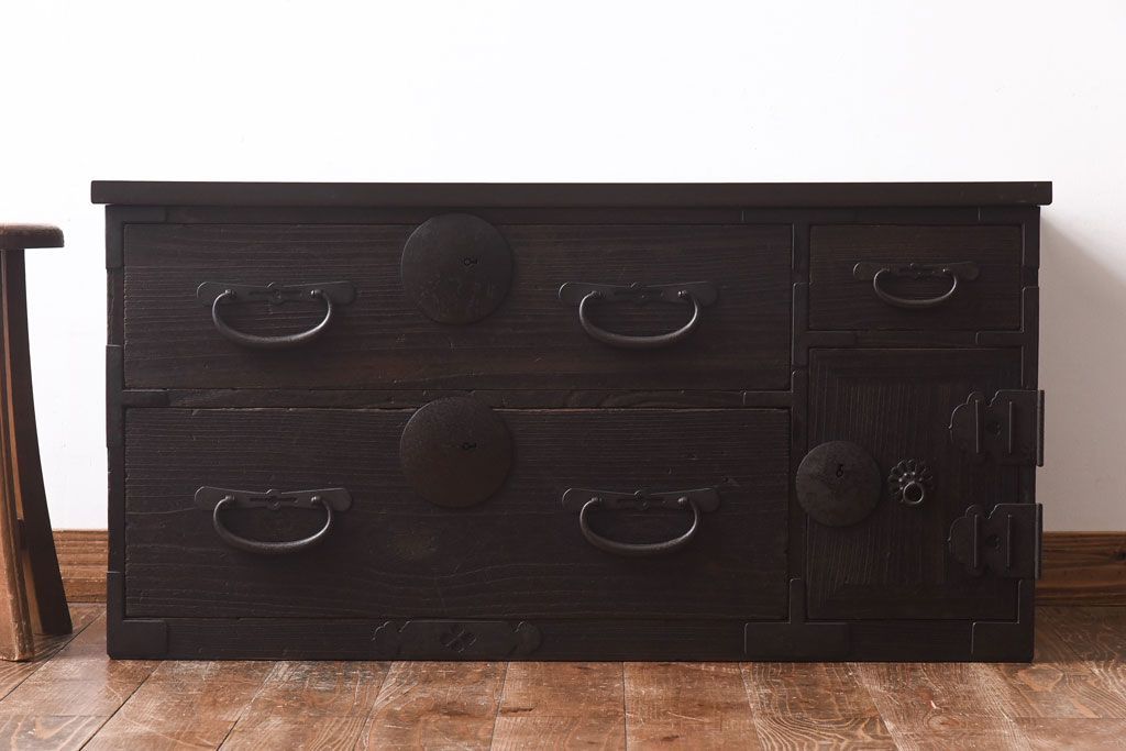 アンティーク家具　和製アンティーク　天板リメイク　総桐材　味わい深い風合いのタンスローボード(リビングボード、引き出し)
