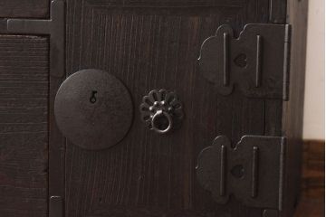 アンティーク家具　和製アンティーク　天板リメイク　総桐材　味わい深い風合いのタンスローボード(リビングボード、引き出し)