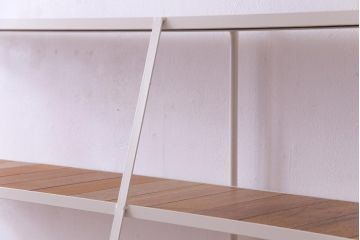 ラフジュオリジナル　チーク無垢材　アンティーク風の白いペイントがお洒落な台形アイアンラック(飾り棚、陳列棚)