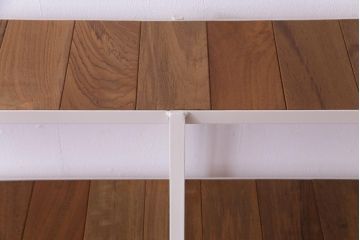 ラフジュオリジナル　チーク無垢材　アンティーク風の白いペイントがお洒落な台形アイアンラック(飾り棚、陳列棚)