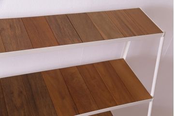 ラフジュオリジナル　チーク無垢材　アンティーク風の白いペイントがお洒落な台形アイアンラック(飾り棚、陳列棚)