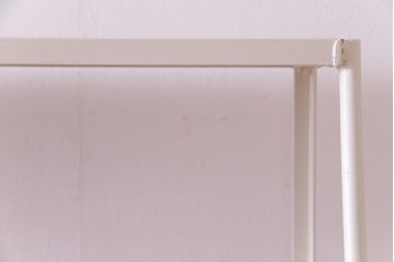 ラフジュオリジナル　チーク無垢材　アンティーク風の白いペイントがお洒落な台形アイアンラック(飾り棚、陳列棚)