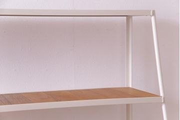 ラフジュオリジナル　チーク無垢材　アンティーク風の白いペイントがお洒落な台形アイアンラック(飾り棚、陳列棚)