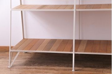ラフジュオリジナル　チーク無垢材　アンティーク風の白いペイントがお洒落な台形アイアンラック(飾り棚、陳列棚)