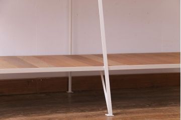 ラフジュオリジナル　チーク無垢材　アンティーク風の白いペイントがお洒落な台形アイアンラック(飾り棚、陳列棚)