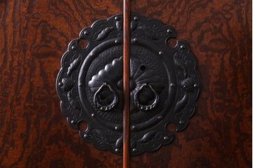 中古　伝統民芸家具　岩谷堂箪笥　存在感を放つ上質なワードローブ(洋服タンス、洋服箪笥)