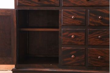 中古　松本民芸家具　シックな雰囲気が魅力的なC型食器棚(飾り棚、収納棚、キャビネット)(定価約66万円)(1)