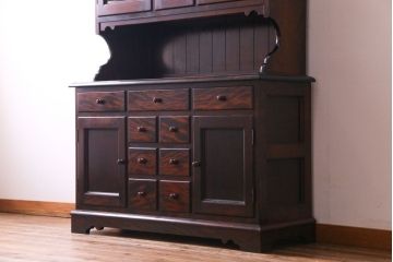 中古　松本民芸家具　シックな雰囲気が魅力的なC型食器棚(飾り棚、収納棚、キャビネット)(定価約66万円)(1)