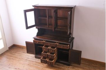 中古　松本民芸家具　シックな雰囲気が魅力的なC型食器棚(飾り棚、収納棚、キャビネット)(定価約66万円)(1)