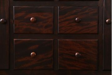 中古　松本民芸家具　シックな雰囲気が魅力的なC型食器棚(飾り棚、収納棚、キャビネット)(定価約66万円)(1)