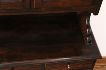 中古　松本民芸家具　シックな雰囲気が魅力的なC型食器棚(飾り棚、収納棚、キャビネット)(定価約66万円)(1)