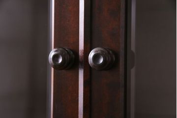 中古　北海道民芸家具　HM160K　落ち着いた色合いが上品な食器棚(本箱、収納棚)(定価約45万)