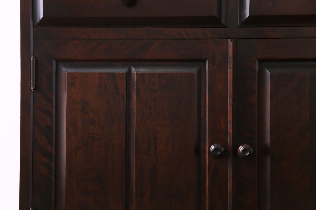 中古　北海道民芸家具　HM160K　落ち着いた色合いが上品な食器棚(本箱、収納棚)(定価約45万)