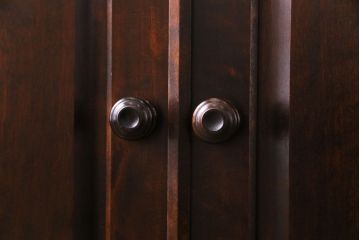 中古　北海道民芸家具　HM160K　落ち着いた色合いが上品な食器棚(本箱、収納棚)(定価約45万)