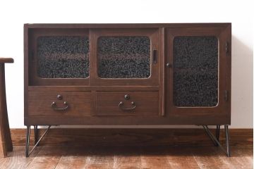 レトロ家具　昭和レトロ　桐材　鉄脚付き　結霜ガラスが品の良いタンスローボード(収納棚、リビングボード)