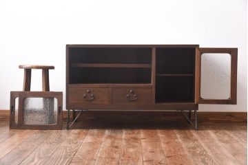 レトロ家具　昭和レトロ　桐材　鉄脚付き　結霜ガラスが品の良いタンスローボード(収納棚、リビングボード)