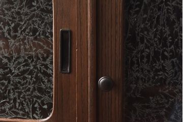 レトロ家具　昭和レトロ　桐材　鉄脚付き　結霜ガラスが品の良いタンスローボード(収納棚、リビングボード)