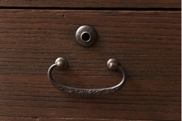 レトロ家具　昭和レトロ　桐材　鉄脚付き　結霜ガラスが品の良いタンスローボード(収納棚、リビングボード)