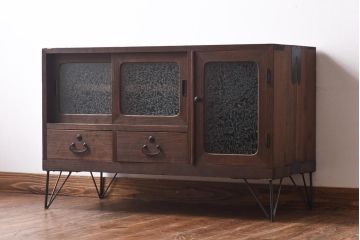 レトロ家具　昭和レトロ　桐材　鉄脚付き　結霜ガラスが品の良いタンスローボード(収納棚、リビングボード)
