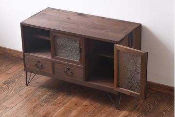 レトロ家具　昭和レトロ　桐材　鉄脚付き　結霜ガラスが品の良いタンスローボード(収納棚、リビングボード)