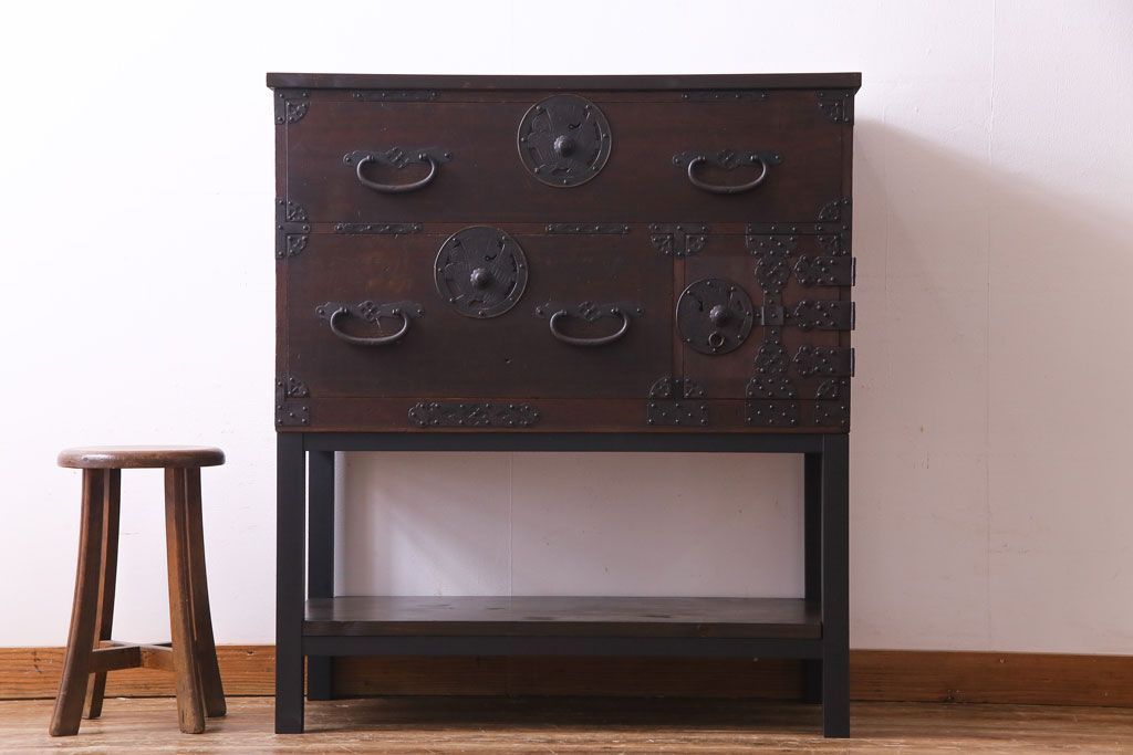 アンティーク家具　和製アンティーク　リメイク　片開き戸付き蝶覆輪金具の時代箪笥サイドチェスト(サイドボード、引き出し)