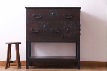 アンティーク家具　和製アンティーク　リメイク　片開き戸付き蝶覆輪金具の時代箪笥サイドチェスト(サイドボード、引き出し)