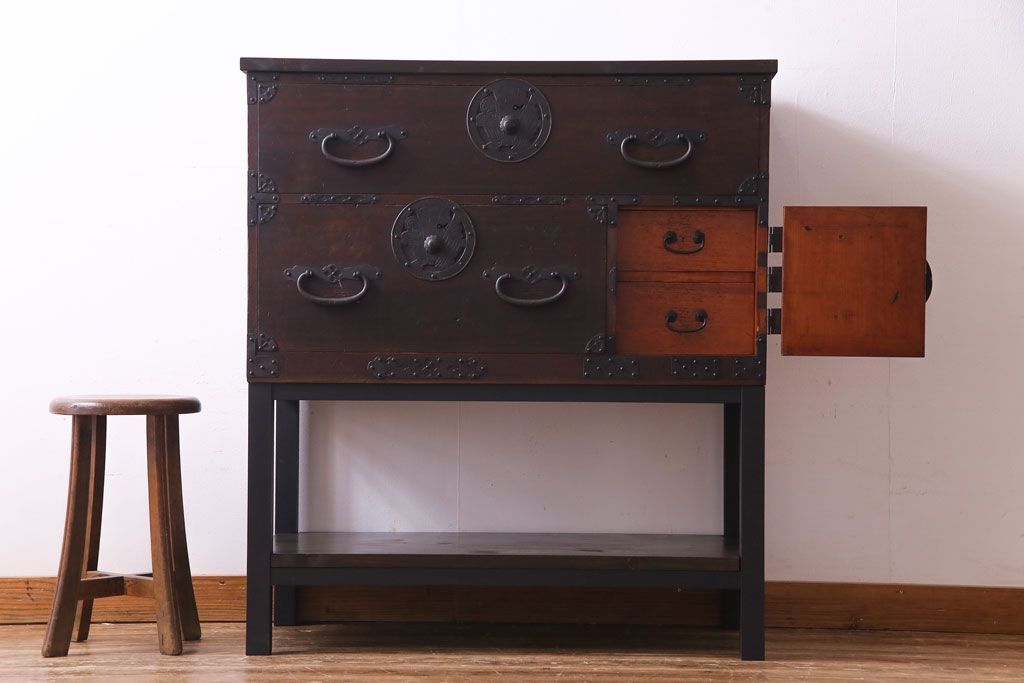 アンティーク家具　和製アンティーク　リメイク　片開き戸付き蝶覆輪金具の時代箪笥サイドチェスト(サイドボード、引き出し)