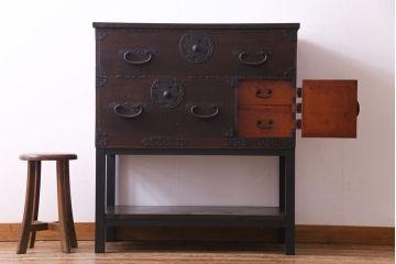 アンティーク家具　和製アンティーク　リメイク　片開き戸付き蝶覆輪金具の時代箪笥サイドチェスト(サイドボード、引き出し)