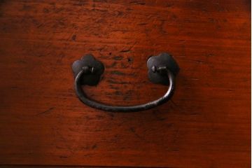 アンティーク家具　和製アンティーク　リメイク　片開き戸付き蝶覆輪金具の時代箪笥サイドチェスト(サイドボード、引き出し)