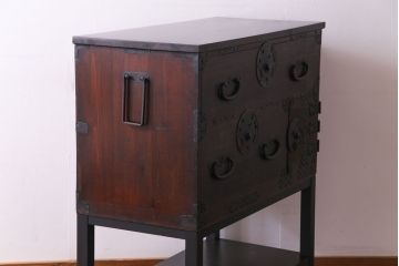アンティーク家具　和製アンティーク　リメイク　片開き戸付き蝶覆輪金具の時代箪笥サイドチェスト(サイドボード、引き出し)