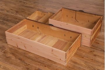 アンティーク家具　和製アンティーク　リメイク　片開き戸付き蝶覆輪金具の時代箪笥サイドチェスト(サイドボード、引き出し)